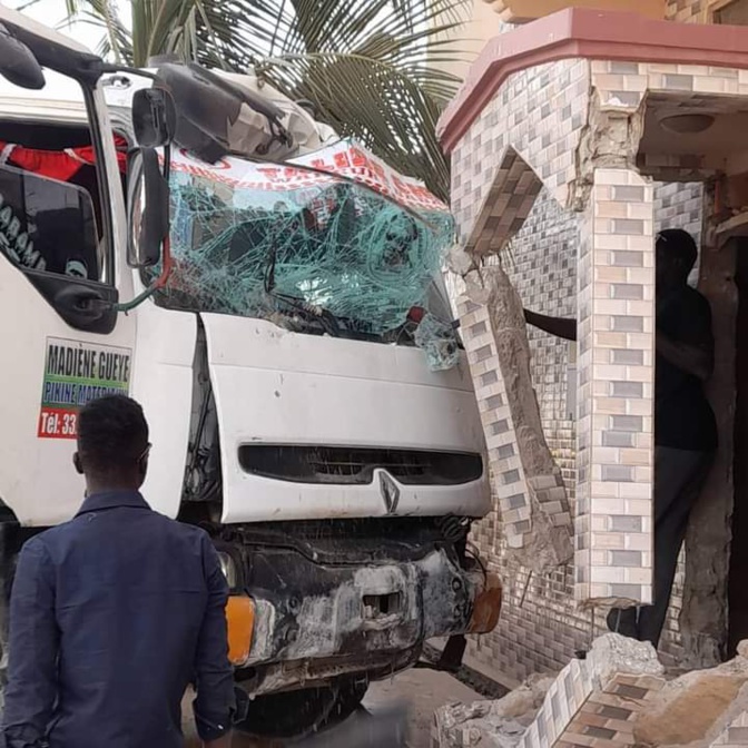 Saint-Louis: Un camion rate un virage et fonce sur une maison