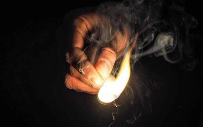 Après l’avoir menacée de mort: Un livreur de poissons tente d’incendier la chambre de sa cliente