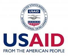 Des livres et matériels informatiques de l'USAID à des écoles élémentaires