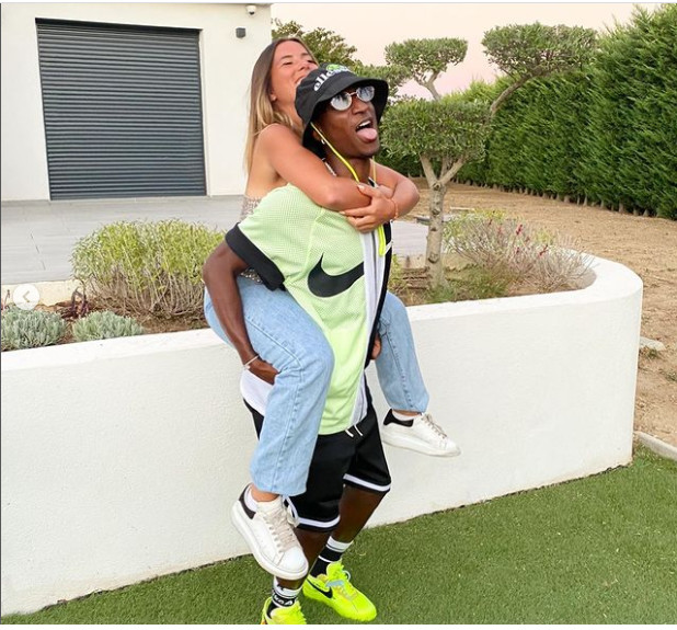 L’international sénégalais, Bouna Sarr, en toute complicité avec ses soeurs (Photos) L’international sénégalais, Bouna Sarr, en toute complicité avec ses soeurs (Photos)