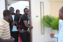Akon a visité la ferme de Baba Diao