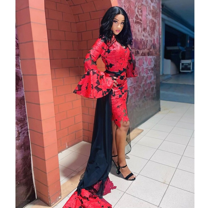 Astar dans une robe rouge-noir à vous couper le souffle (Photos)