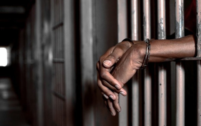 Ivresse publique : Un mécanicien casse le pare-brise d’un taxi, un marchand ambulant en prison