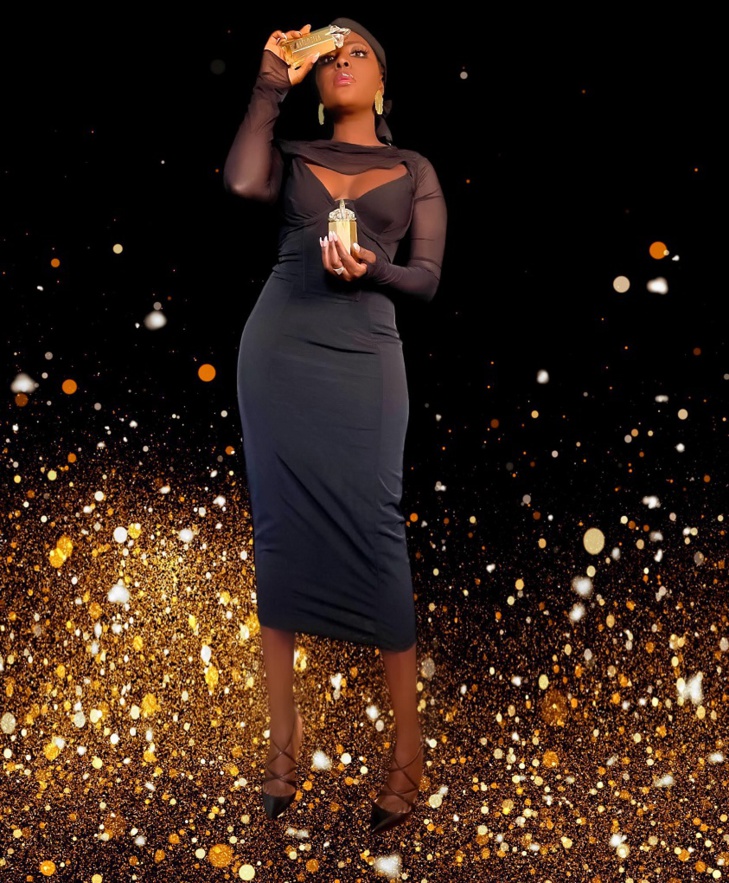 People : quand la romancière sénégalaise, Charlotte Seck, brille pour la parfumerie de classe « Maison Francis Kurkdjian » People : quand la romancière sénégalaise, Charlotte Seck, brille pour la parfumerie de classe « Maison Francis Kurkdjian »