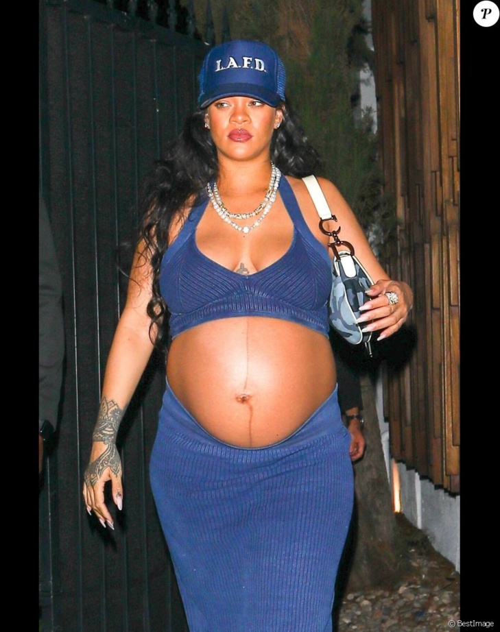 Rihanna enceinte : brassière et jupe sous le ventre, nouveau look marquant pour la future maman