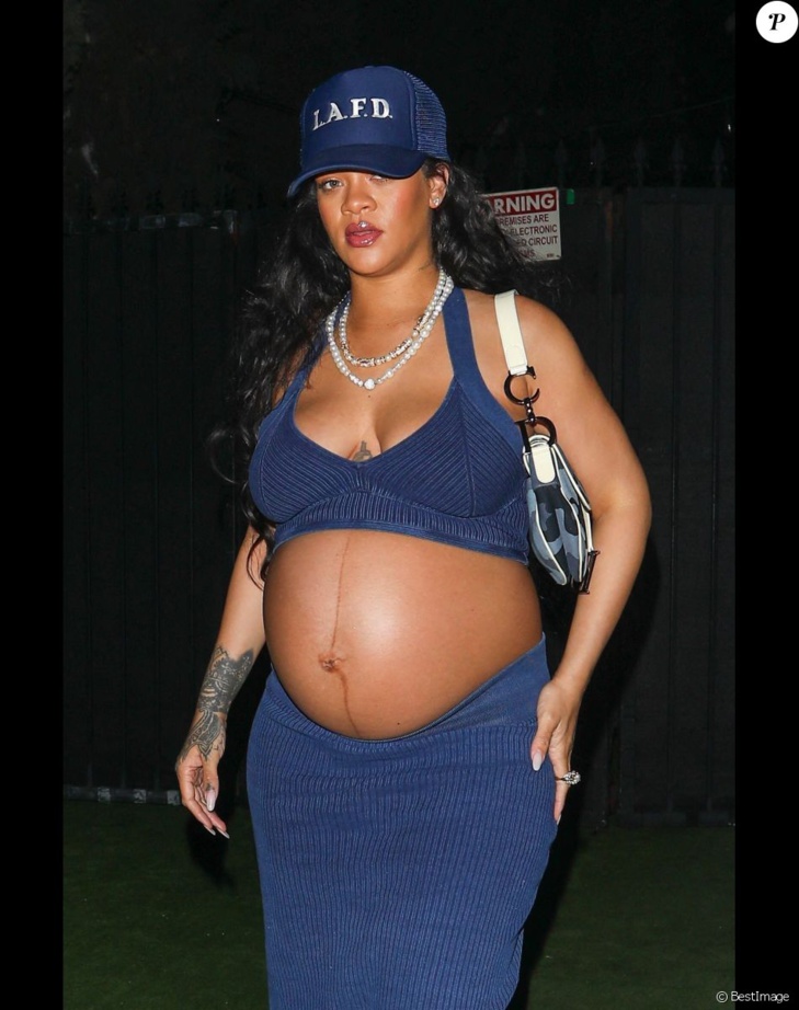 Rihanna enceinte : brassière et jupe sous le ventre, nouveau look marquant pour la future maman