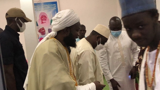 Condoléances : le président Macky Sall rend visite à la famille du regretté Cheikh Mansour Niass Condoléances : le président Macky Sall rend visite à la famille du regretté Cheikh Mansour Niass
