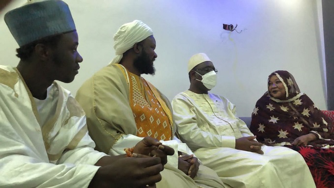 Condoléances : le président Macky Sall rend visite à la famille du regretté Cheikh Mansour Niass Condoléances : le président Macky Sall rend visite à la famille du regretté Cheikh Mansour Niass