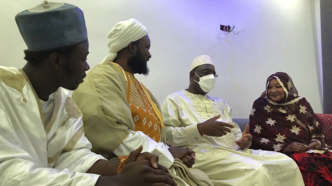 Condoléances : le président Macky Sall rend visite à la famille du regretté Cheikh Mansour Niass Condoléances : le président Macky Sall rend visite à la famille du regretté Cheikh Mansour Niass
