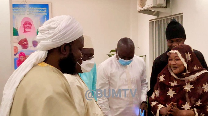 Condoléances : le président Macky Sall rend visite à la famille du regretté Cheikh Mansour Niass Condoléances : le président Macky Sall rend visite à la famille du regretté Cheikh Mansour Niass
