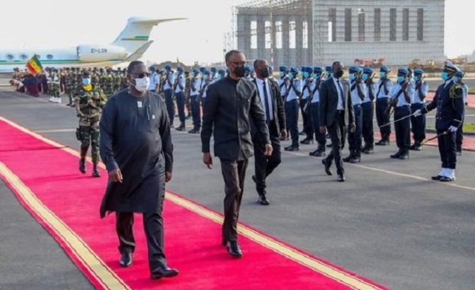 Le Président Paul Kagamé en escale technique à Dakar : les images de son accueil par le chef de l’Etat Macky Sall