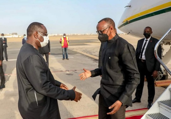 Le Président Paul Kagamé en escale technique à Dakar : les images de son accueil par le chef de l’Etat Macky Sall