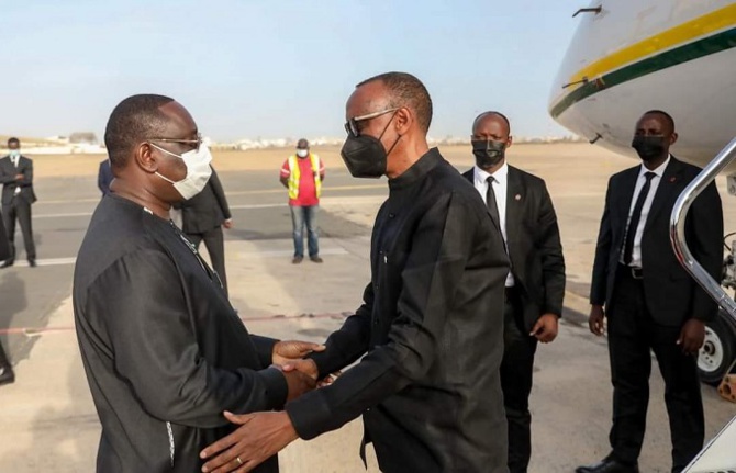 Le Président Paul Kagamé en escale technique à Dakar : les images de son accueil par le chef de l’Etat Macky Sall