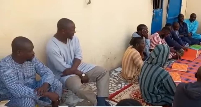 Rebeuss : Pr Cheikh Oumar Diagne dans son univers carcéral, la lecture du Coran au centre (photos)