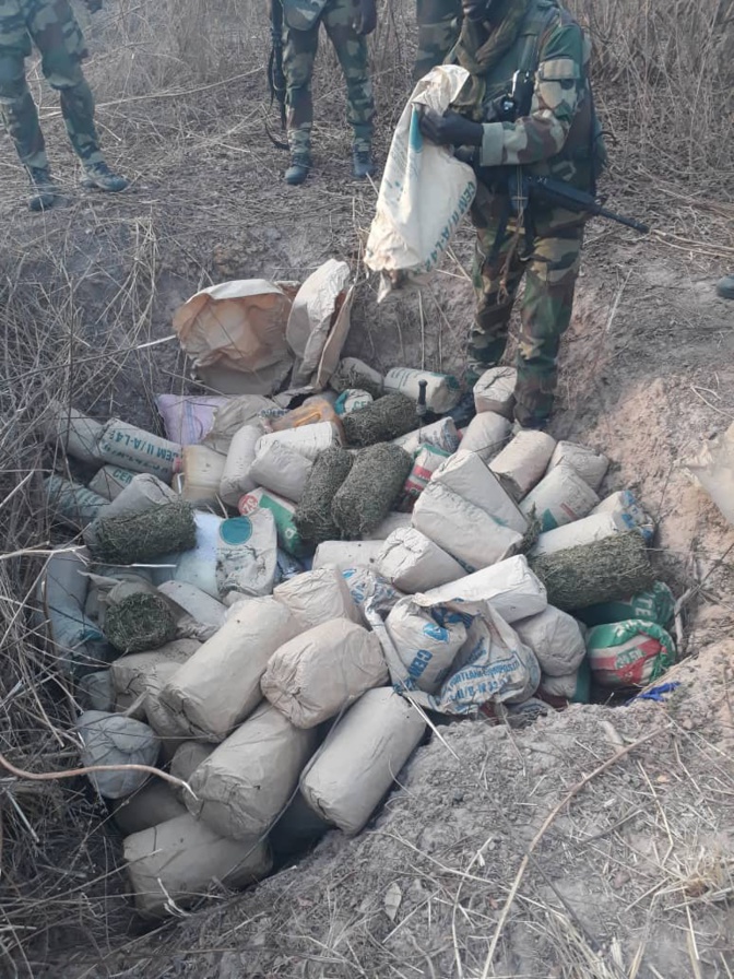 En images, l'incroyable saisie de l'Armée dans le village de Djoundji En images, l'incroyable saisie de l'Armée dans le village de Djoundji