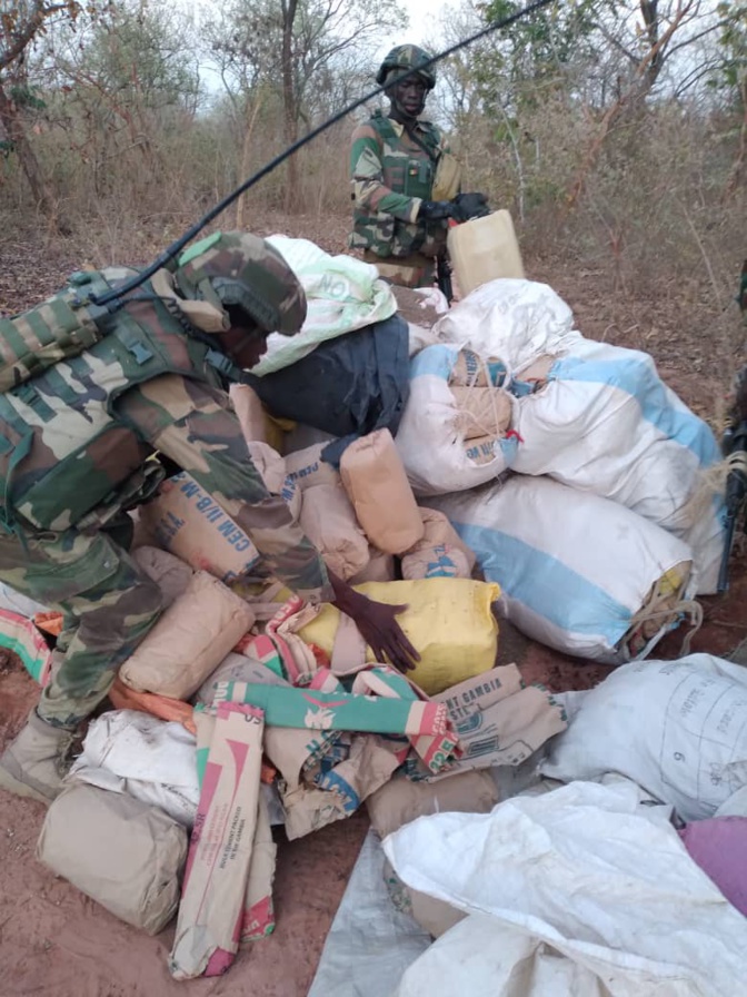 En images, l'incroyable saisie de l'Armée dans le village de Djoundji En images, l'incroyable saisie de l'Armée dans le village de Djoundji