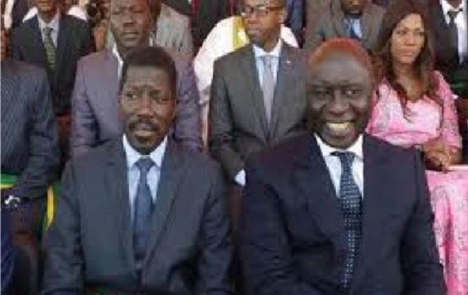 Calumet de la Paix à Thiès : Macky Sall réconcilie Idrissa Seck et Talla Sylla Calumet de la Paix à Thiès : Macky Sall réconcilie Idrissa Seck et Talla Sylla