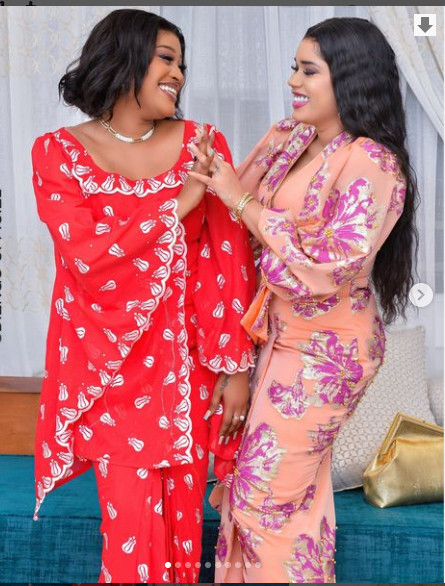 Korité chez Racky: Belle complicité entre l'actrice et des membres de sa famille (Photos) Korité chez Racky: Belle complicité entre l'actrice et des membres de sa famille (Photos)