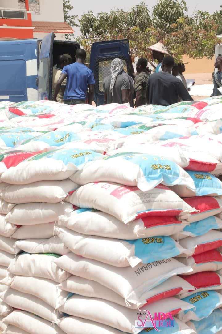 Découvrez l'impressionnante quantité de riz distribuée par Sokhna Aïda Saliou aux daaras coraniques (Photos)
