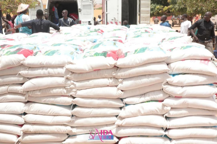 Découvrez l'impressionnante quantité de riz distribuée par Sokhna Aïda Saliou aux daaras coraniques (Photos)