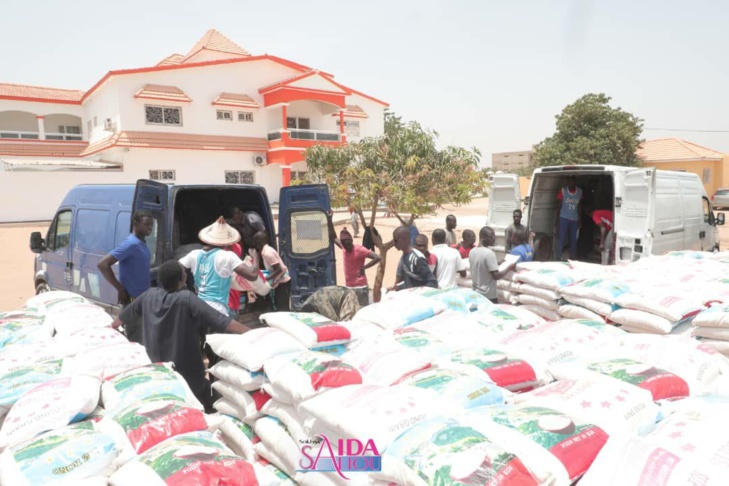 Découvrez l'impressionnante quantité de riz distribuée par Sokhna Aïda Saliou aux daaras coraniques (Photos)
