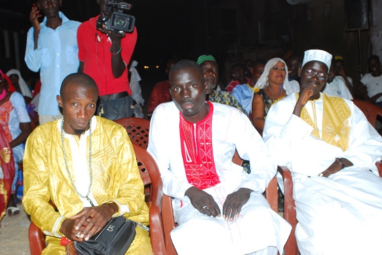 Baye Mathiate (en blanc) à côté de Talla Ndiaye, le photographe des VIP