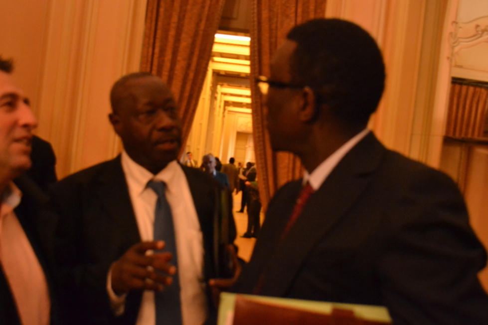 Le ministre Amadou Bâ en pleine discussion avec El Hadj Ndiaye de la 2stv