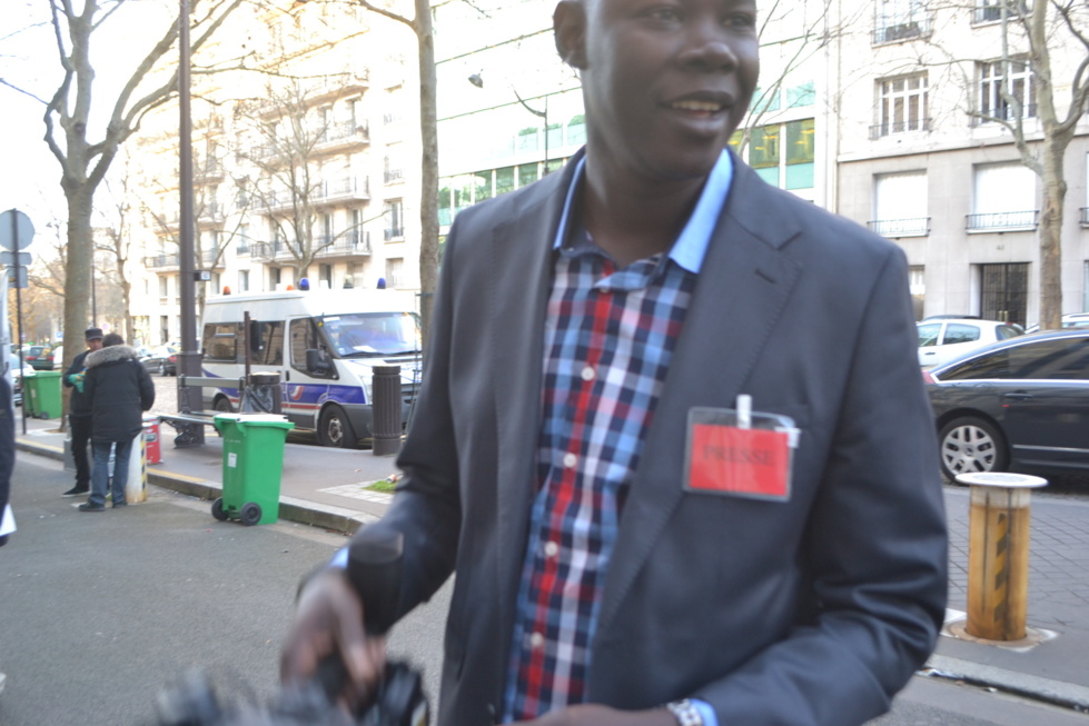 Baba Diaw, l'excellent cameraman de la Sen Tv, en action à Paris
