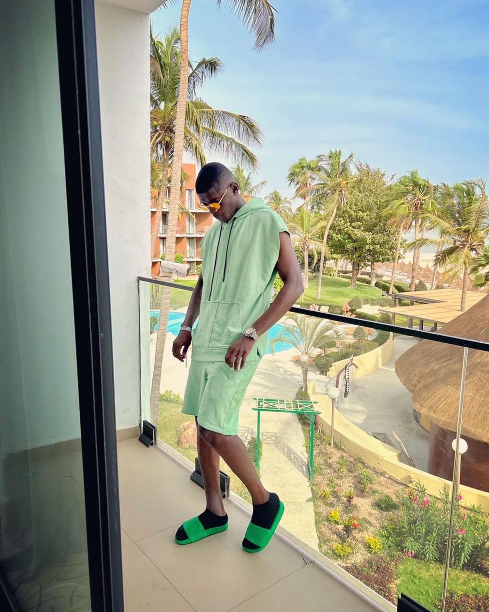 Jaaw Ketchup se la coule douce dans sa suite à l'hôtel 5 étoiles Palm Beach après son séjour au Qatar