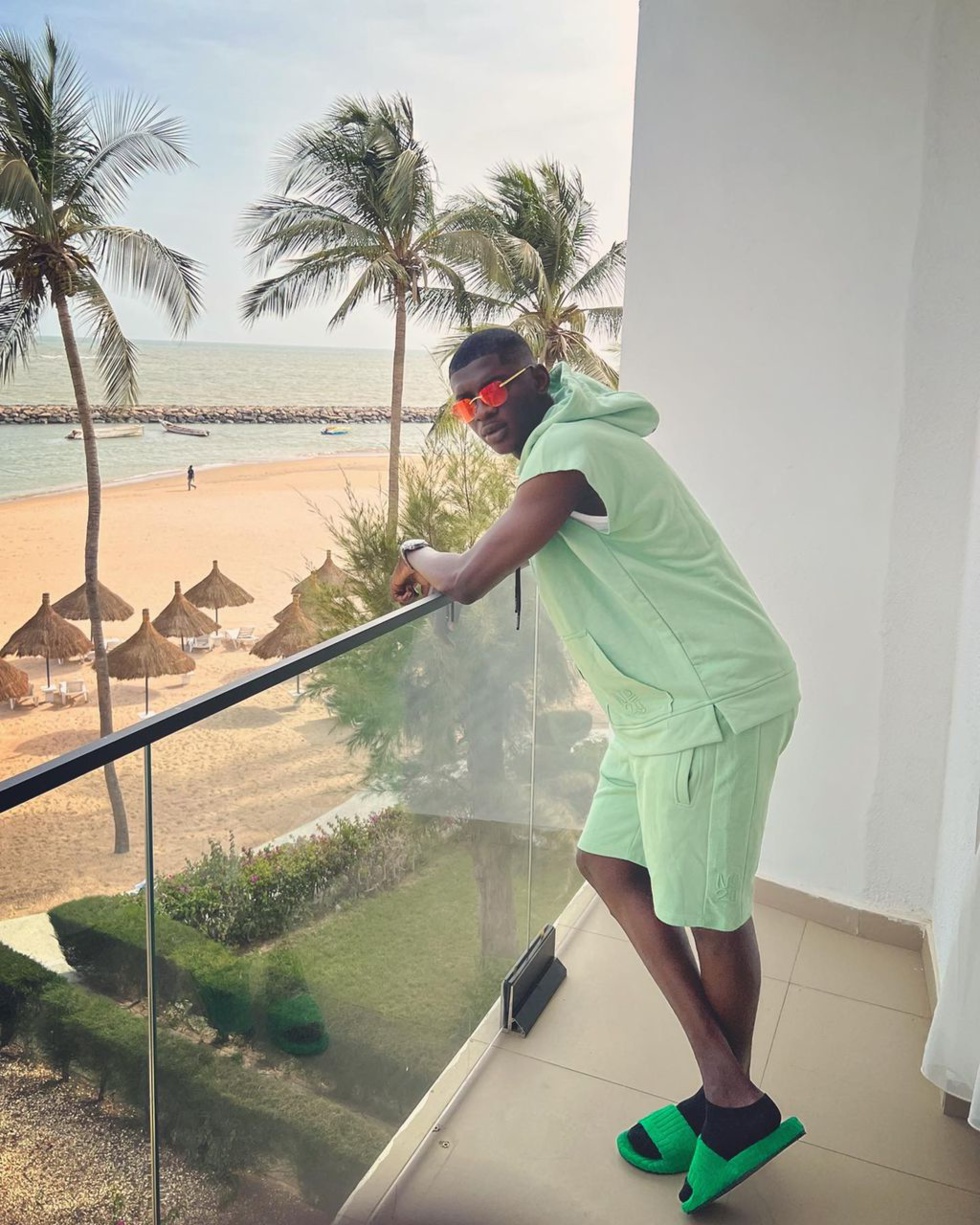 Jaaw Ketchup se la coule douce dans sa suite à l'hôtel 5 étoiles Palm Beach après son séjour au Qatar
