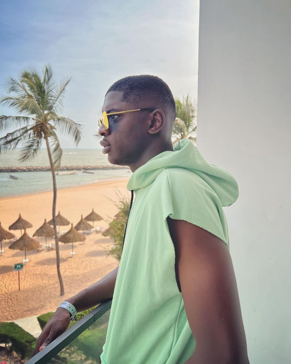 Jaaw Ketchup se la coule douce dans sa suite à l'hôtel 5 étoiles Palm Beach après son séjour au Qatar