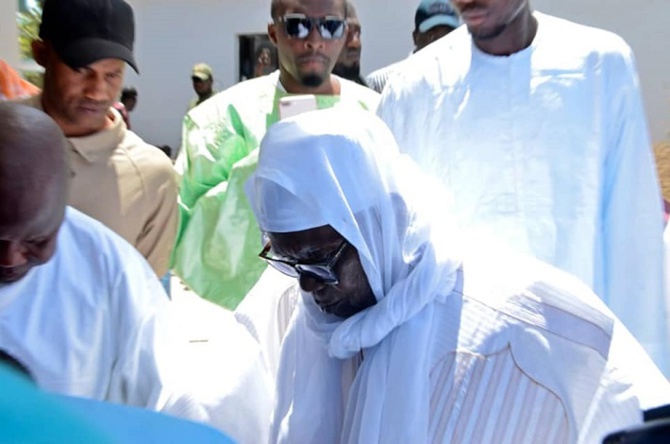 Le khalife général des mourides, Serigne Mountakha Bassirou Mbacké, est l'hôte de la ville de Guédiawaye. Le khalife général des mourides, Serigne Mountakha Bassirou Mbacké, est l'hôte de la ville de Guédiawaye.