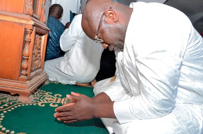 Le khalife général des mourides, Serigne Mountakha Bassirou Mbacké, est l'hôte de la ville de Guédiawaye. Le khalife général des mourides, Serigne Mountakha Bassirou Mbacké, est l'hôte de la ville de Guédiawaye.