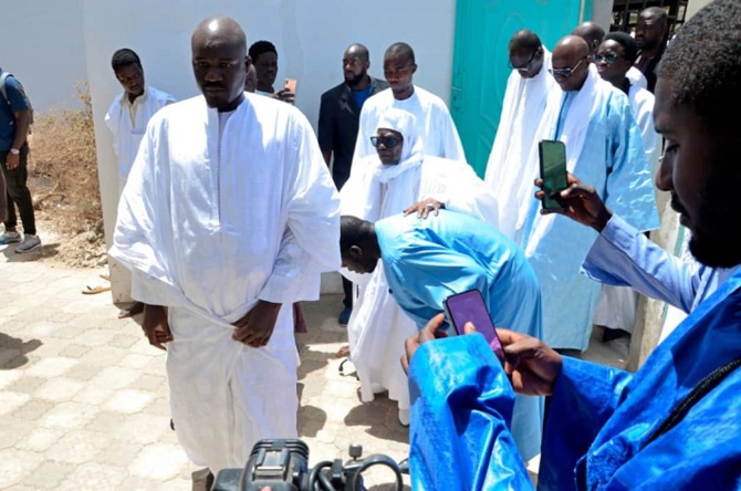 Le khalife général des mourides, Serigne Mountakha Bassirou Mbacké, est l'hôte de la ville de Guédiawaye. Le khalife général des mourides, Serigne Mountakha Bassirou Mbacké, est l'hôte de la ville de Guédiawaye.