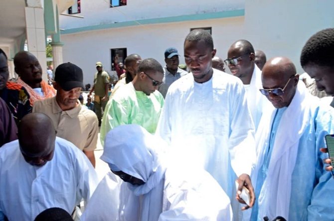 Le khalife général des mourides, Serigne Mountakha Bassirou Mbacké, est l'hôte de la ville de Guédiawaye. Le khalife général des mourides, Serigne Mountakha Bassirou Mbacké, est l'hôte de la ville de Guédiawaye.