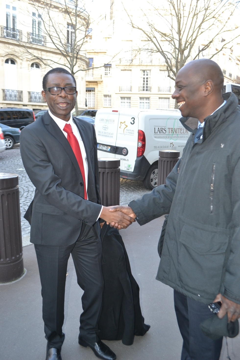 Youssou Ndour très complice avec le journaliste Samba Mangane 
