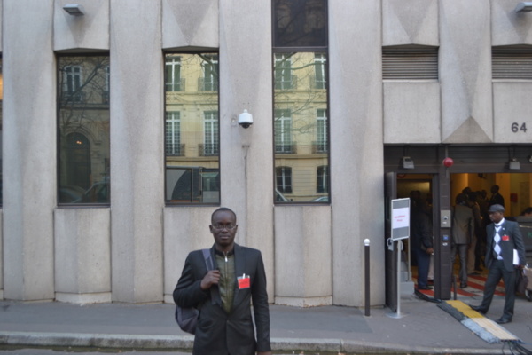 Le journaliste Oumar Kandé de L'As devant le siège de la Banque mondiale à Paris