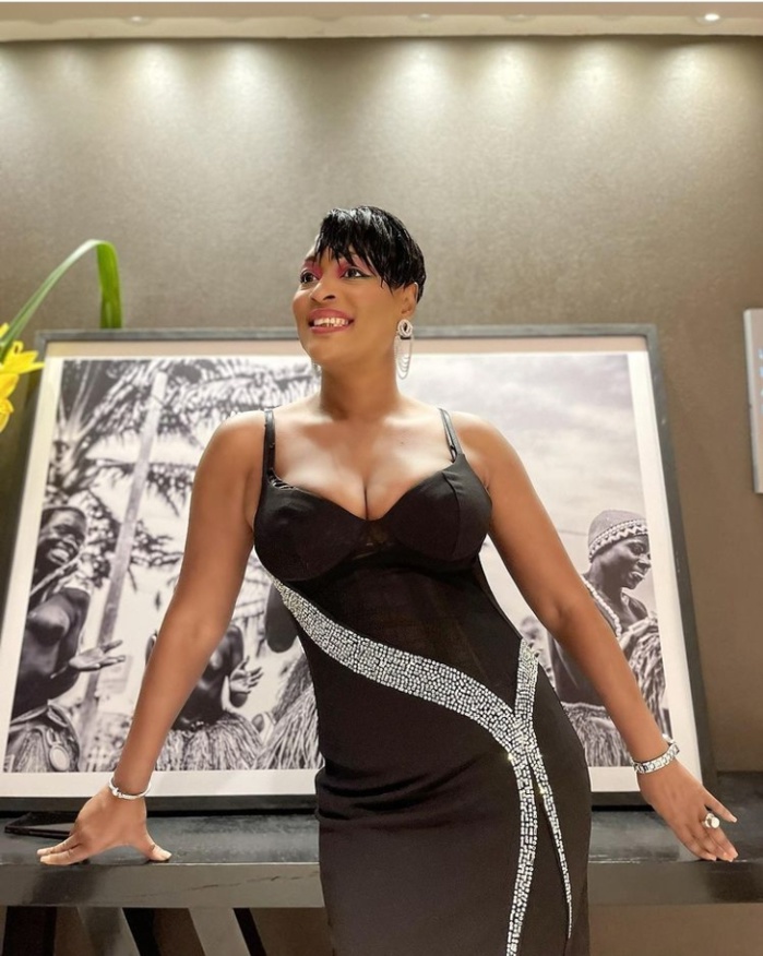 Vêtue d’une petite robe noire, la chanteuse Titi s’affiche sublime et classe (Photos)
