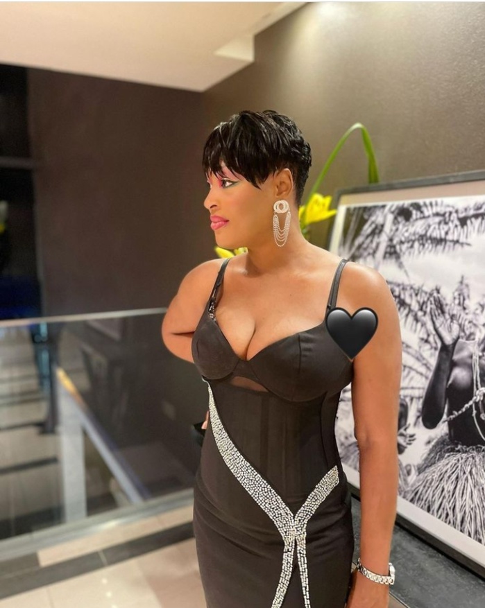 Vêtue d’une petite robe noire, la chanteuse Titi s’affiche sublime et classe (Photos)
