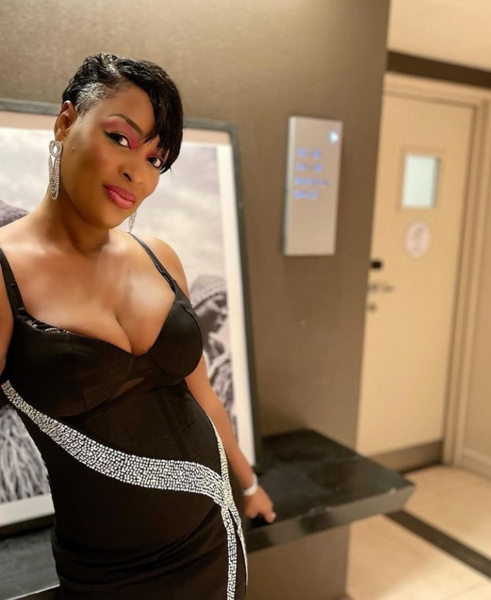 Vêtue d’une petite robe noire, la chanteuse Titi s’affiche sublime et classe (Photos)