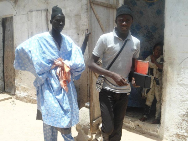 Baye Mathiate (à gauche) avec Mandoumbé lors d'un tournage