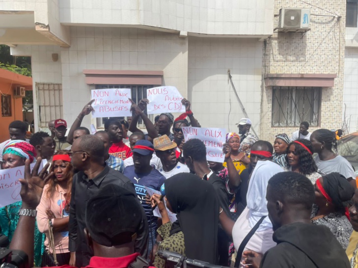 Mairie de Ouakam / Pour licenciement abusif : Plus de 100 agents licenciés, en sit-in, dénoncent l’abus d’autorité du maire Abdou Aziz Guèye