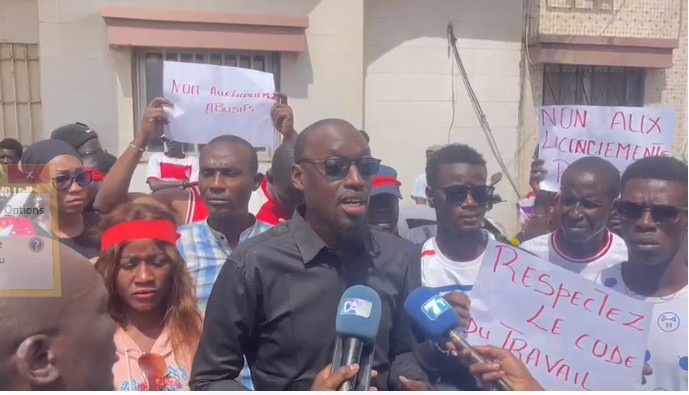 Mairie de Ouakam / Pour licenciement abusif : Plus de 100 agents licenciés, en sit-in, dénoncent l’abus d’autorité du maire Abdou Aziz Guèye