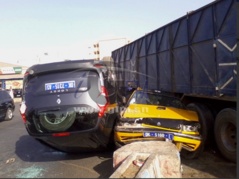 Accident spectaculaire à la Poste Fann: Un camion gros porteur termine sa course folle sur deux véhicules