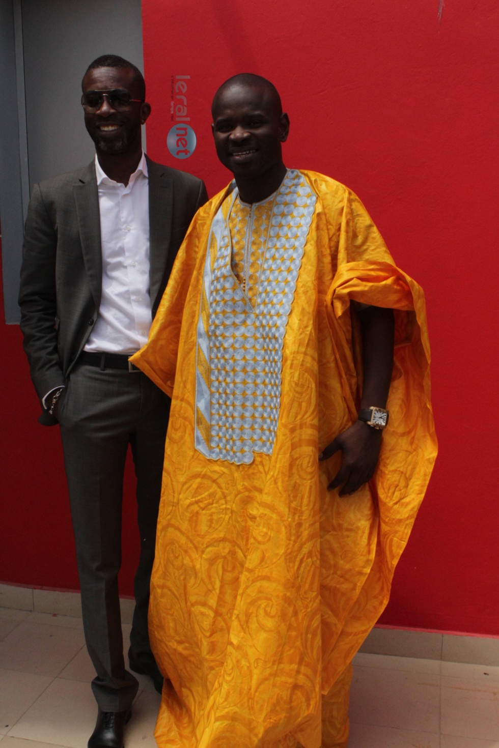 Bouba Ndour pose avec Pape Cheikh Diallo