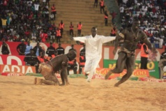 Vidéo- Amanekh foudroie Moussa Dioum