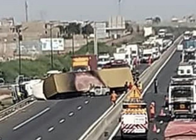Accident spectaculaire sur l'autoroute à péage : un gros porteur échoue dans une maison
