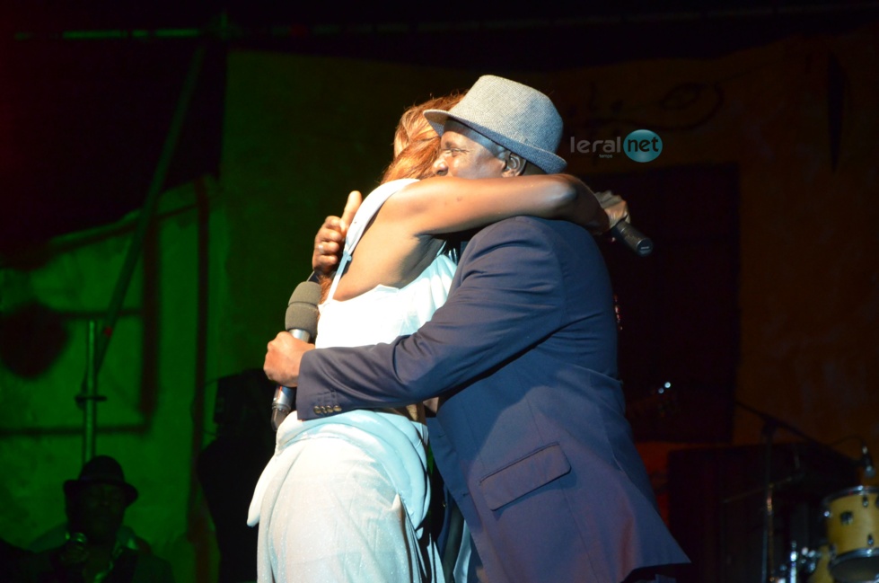 Coumba Gawlo dans les bras de Jimmy Mbaye et Iso Lô