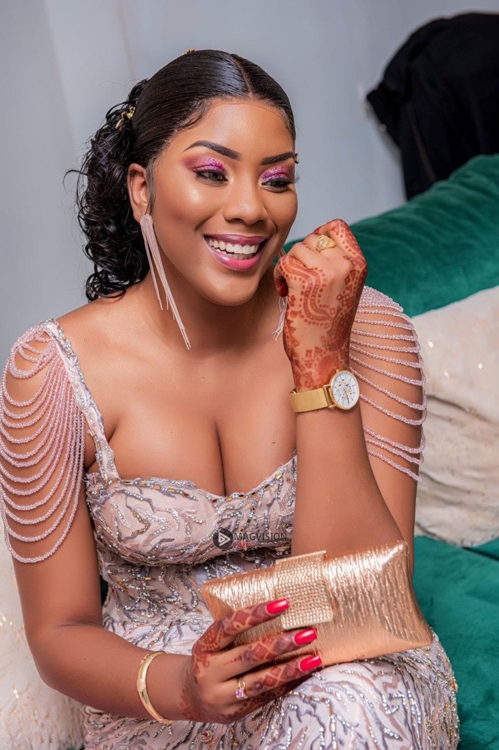 Photos / Carnet blanc : Alias Tah, la nouvelle charmante et belle femme de Tahirou Sarr Photos / Carnet blanc : Alias Tah, la nouvelle charmante et belle femme de Tahirou Sarr