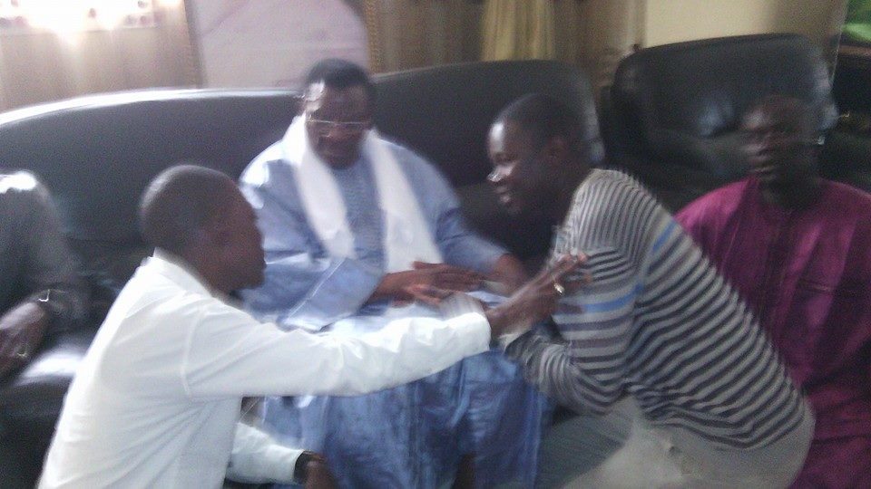 Baba Diaw de Sen Tv recueillant les prières de Cheikh Béthio 